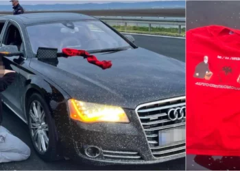 Çmendet milicia e Vuçiqit, arrestohen 4 të rinj nga Shqipëria për flamurin në makinë