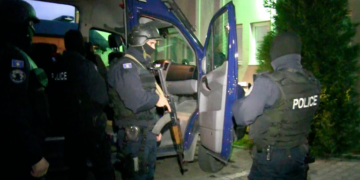 Dy bjellorusë dhe 1 rus planifikonin një vrasje në Shqipëri, u kapën në Kosovë bashkë me “ushtarin” e Inez Hajrullës