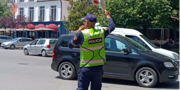 Përplasje e fortë, automjeti godet shtyllën elektrike dhe një këmbësor