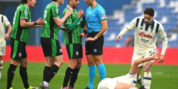 Ndërhyrje për karton të kuq ndaj Gjimshitit, sulmuesi i Sassuolos ngatërron sport