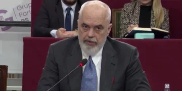 Rama “rehabiliton” ish-ministrin e Enverit, Beqir Ballukun: E duan Belindën në burg pa gjyq, si gjyshi i vet…