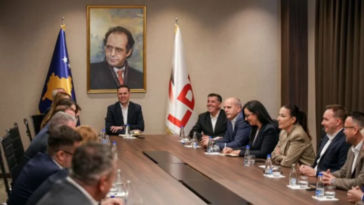 Takimi Kurti-Abdixhiku/ LDK mbledh deputetët, zëdhënësi i partisë: Të gatshëm për marrëveshje