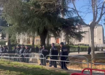 Kuvend dhe protestë në orën 10:00, “blindohet” Parlamenti, pritet seancë e tensionuar