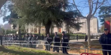 Kuvend dhe protestë në orën 10:00, “blindohet” Parlamenti, pritet seancë e tensionuar