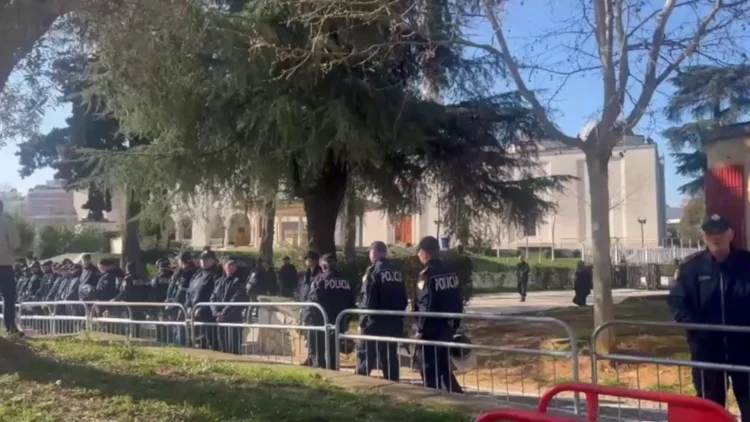 Kuvend dhe protestë në orën 10:00, “blindohet” Parlamenti, pritet seancë e tensionuar