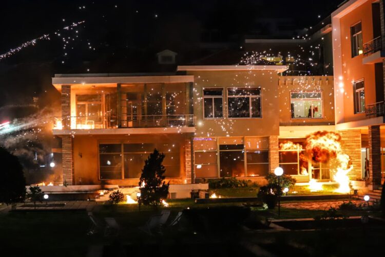 Vilën e Enverit e menaxhon fondacioni francez, Ambasada dënon dhunën e protestës