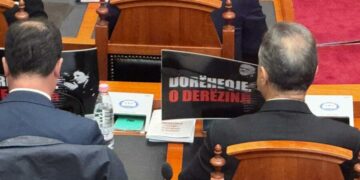 Opozita me pankarta në sallë, jashtë protestë, mazhoranca pritet të rrëzojë kërkesën e SPAK