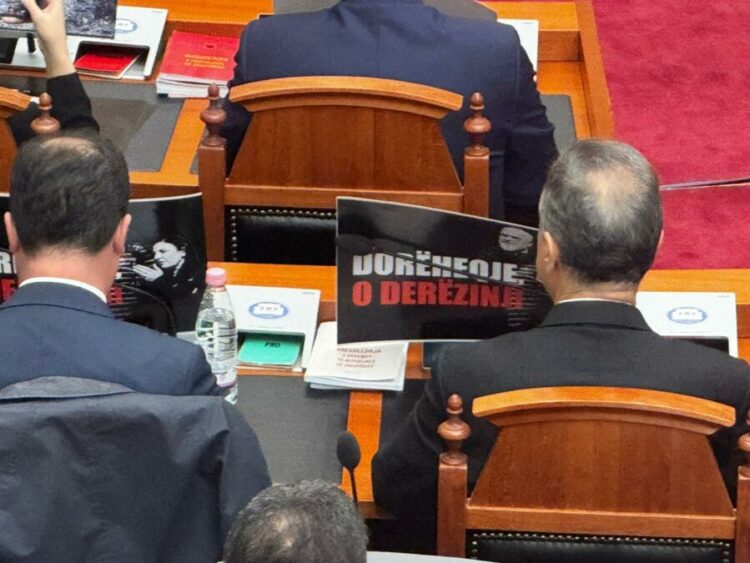 Opozita me pankarta në sallë, jashtë protestë, mazhoranca pritet të rrëzojë kërkesën e SPAK