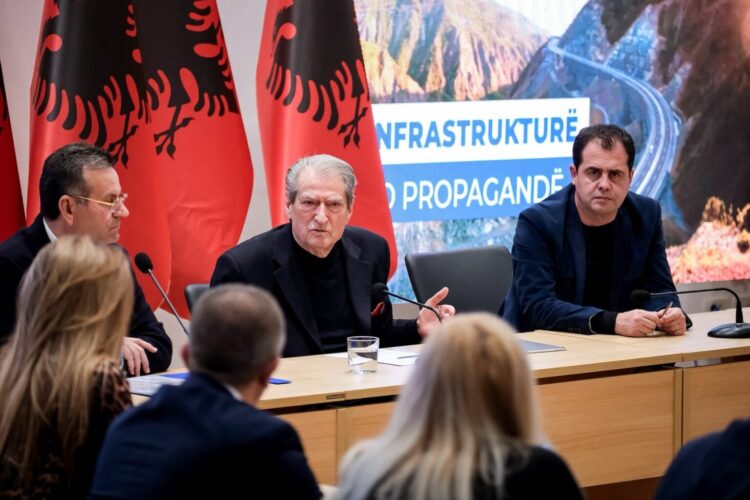 “Flasin për hekurudhë, por tren nuk ka”, Berisha mbledhje në PD për infrastrukturën