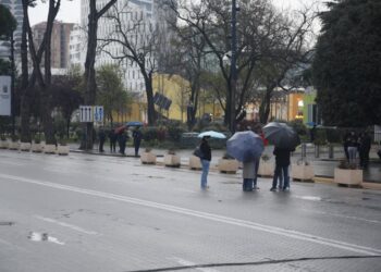Ftesa në rrjete, por sheshi bosh: dështon protesta për naftën para Kryeministrisë