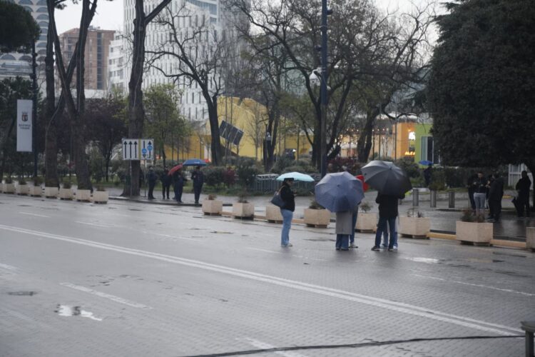 Ftesa në rrjete, por sheshi bosh: dështon protesta për naftën para Kryeministrisë