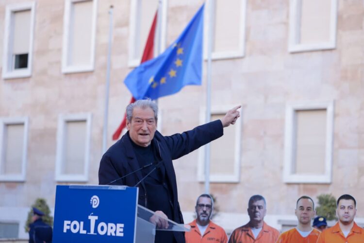 “Me 17 prill dita e kryengritjes së madhe paqësore”, Berisha: Goditeni Ramën me vezë, domate…