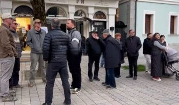 “Po na shkatërrohet biznesi”, Korçë, dhjetëra qytetarë në protestë