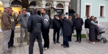 “Po na shkatërrohet biznesi”, Korçë, dhjetëra qytetarë në protestë