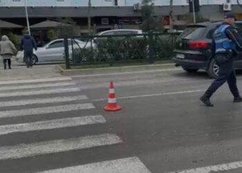 Aksident i rëndë në Vlorë, makina përplas 57-vjeçaren në vijat e bardha