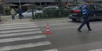 Aksident i rëndë në Vlorë, makina përplas 57-vjeçaren në vijat e bardha