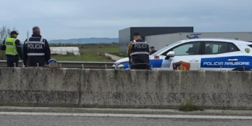 Lushnje/ Makina përplas 43-vjeçarin që lëvizte me biçikletë, transportohet me urgjencë në spital