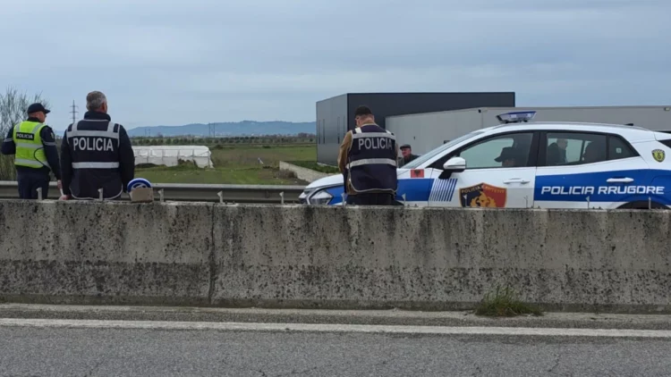 Lushnje/ Makina përplas 43-vjeçarin që lëvizte me biçikletë, transportohet me urgjencë në spital