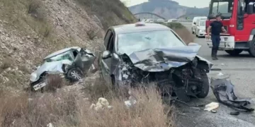 Dy makina përplasen pranë Urës së Zogut, 4 të lënduar transportohen me urgjencë