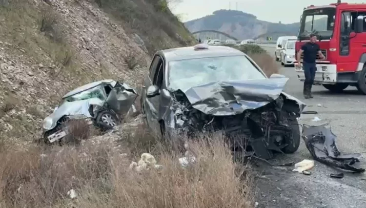Dy makina përplasen pranë Urës së Zogut, 6 të lënduar transportohen me urgjencë