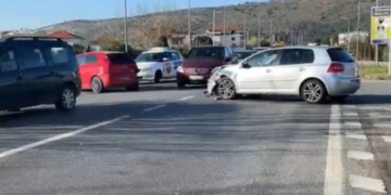 Aksident në aksin Lezhë-Shkodër, përplasen dy automjete