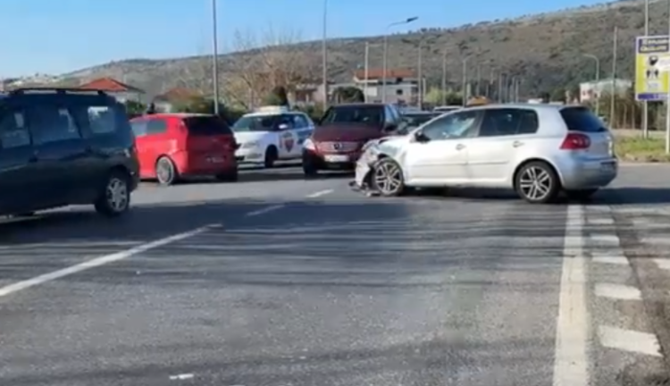 Aksident në aksin Lezhë-Shkodër, përplasen dy automjete