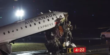 Aksident në aeroportin e New York-ut! Avioni përplaset me zjarrfikësen në pistë, humbin jetën dy pilotët