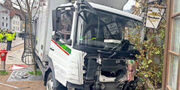 Kamioni del nga rruga, 29-vjeçarja shqiptare dhe djali i saj 3-vjeçar aksidentohen për vdekje