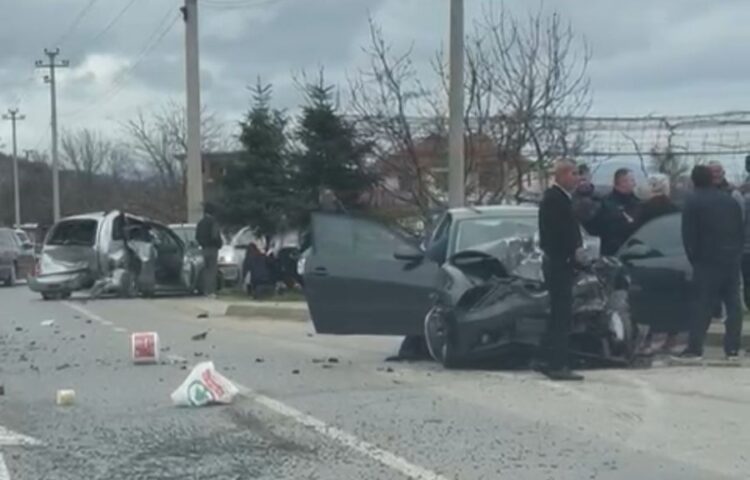 Përplasen dy makina në aksin Korçë-Maliq, raportohet për disa të lënduar