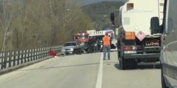 Dy makina të aksidentuara rëndë në urën e Peqinit, të plagosurit transportohen në spital