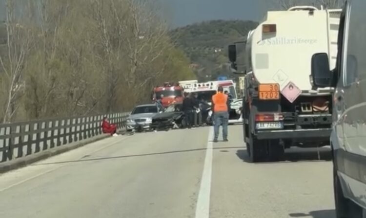 Dy makina të aksidentuara rëndë në urën e Peqinit, të plagosurit transportohen në spital