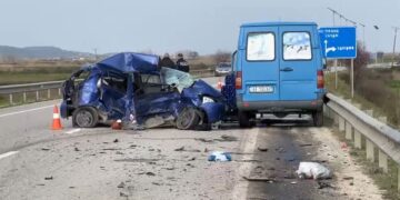 Aksidenti i frikshëm, makinat të bëra ‘copë’, identifikohet shoferja që humbi jetën në Levan-Tepelenë