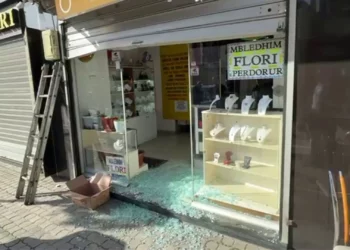 Tentuan t’i grabisnin argjendarinë në Pogradec, pronari: Është e disata herë, policia asnjë masë