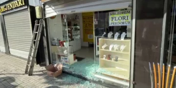 Tentuan t’i grabisnin argjendarinë në Pogradec, pronari: Është e disata herë, policia asnjë masë