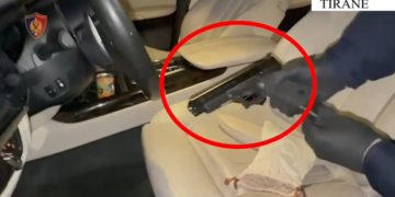 Qarkullonte me armë në automjet, arrestohet 41-vjeçari në Tiranë