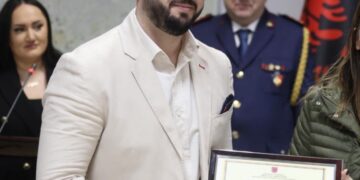 Dy vrasje në tre muaj! Si u dekorua drejtuesi i policisë i lidhur me grupin e Ines Hajrullës