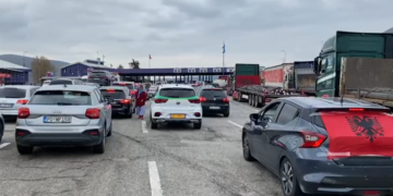 Radhë e gjatë/ Tifozët shqiptarë bëhen bashkë, nisen drejt Kosovës