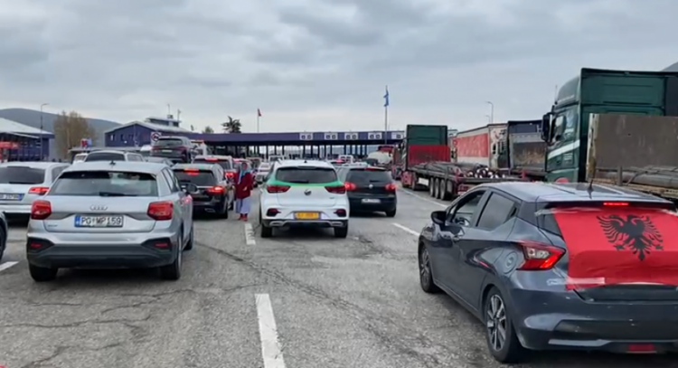 Radhë e gjatë/ Tifozët shqiptarë bëhen bashkë, nisen drejt Kosovës