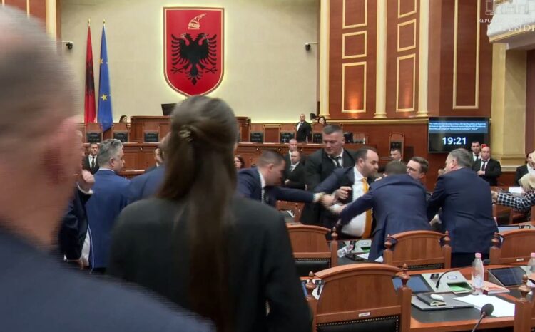 Përdori gjuhë fyese ndaj Vokshit, Grupi i PD kërkon përjashtimin me 60 ditë të Taulant Ballës nga Kuvendi