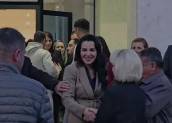 Balluku me “popullin” në Fier/ Pasi e shpëtoi nga arrestimi, Rama e dërgon deputeten në bazë