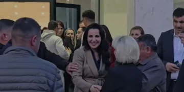 Balluku me “popullin” në Fier/ Pasi e shpëtoi nga arrestimi, Rama e dërgon deputeten në bazë