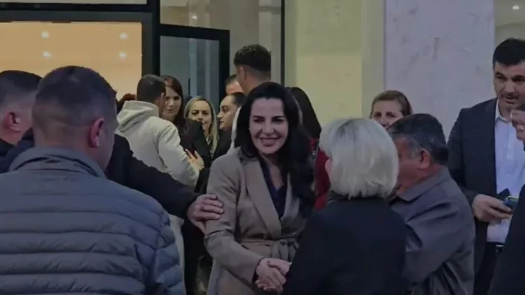 Balluku me “popullin” në Fier/ Pasi e shpëtoi nga arrestimi, Rama e dërgon deputeten në bazë