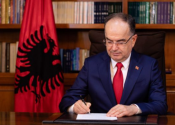 Presidenti Begaj dekreton lirimin nga detyra të Komandantit të Forcës Ajrore, ja kush e zëvendëson