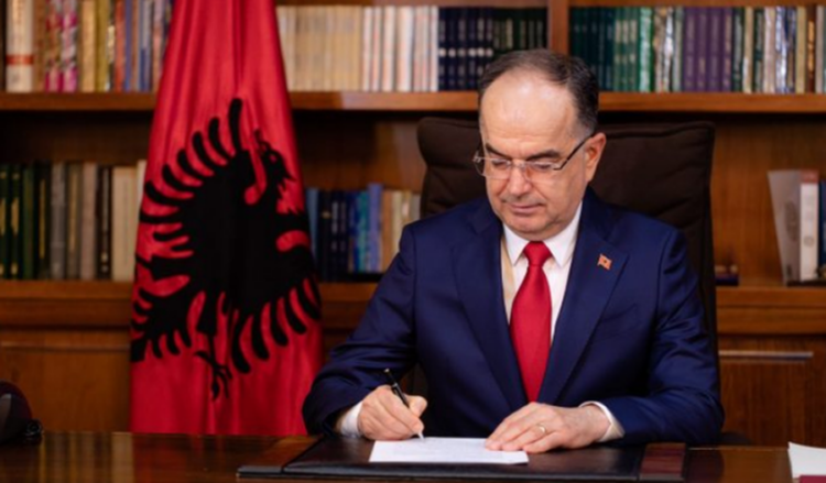 Presidenti Begaj dekreton lirimin nga detyra të Komandantit të Forcës Ajrore, ja kush e zëvendëson