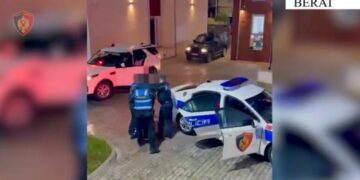 Plagosi me thikë një person pas një konflikti, arrestohet 49-vjeçari në Berat