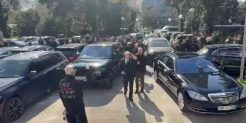 “Berisha, o hero…”, lideri i PD pritet me brohoritjen e mbështetësve tek selia