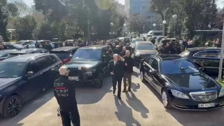 “Berisha, o hero…”, lideri i PD pritet me brohoritjen e mbështetësve tek selia