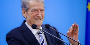 “Meta pa ujë në burg”, Berisha: Rama çon kriminelët e tij për t’i shpuar shishet!