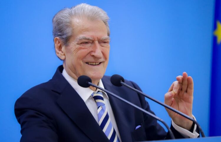 “Meta pa ujë në burg”, Berisha: Rama çon kriminelët e tij për t’i shpuar shishet!