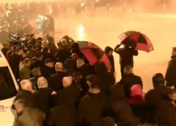 Protestuesit molotovë dhe fishekzjarrë, policia ujë me piper dhe gaz lotsjellës! Berisha vendos maskë kundragaz